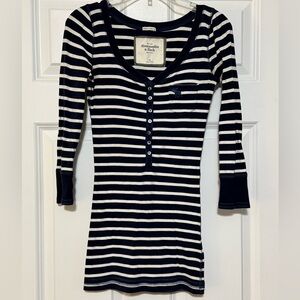 Vintage Y2K Abercrombie & Fitch Navy White Stripe Henley Moose Logo T-Shirt XS